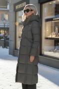 Оптом Пальто зимнее утепленное с капюшоном женское темно-серого цвета 7729TC, фото 3