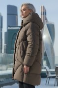 Оптом Пальто двубортная зимнее утепленное женское коричневого цвета 7732K, фото 2