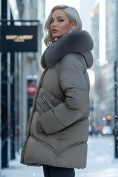 Оптом Куртка зимняя женская с мехом и капюшоном тренд коричневого цвета 7737K, фото 3