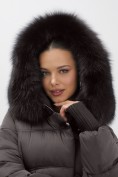 Оптом Куртка зимняя женская с мехом и капюшоном тренд темно-коричневого цвета 7737TK, фото 19