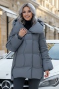 Оптом Куртка зимняя женская с большим капюшоном модная темно-серого цвета 7739TC