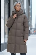 Оптом Пальто зимнее утепленное с капюшоном женское светло-коричневого цвета 7741SK