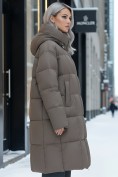 Оптом Пальто зимнее утепленное с капюшоном женское светло-коричневого цвета 7741SK, фото 4