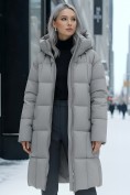 Оптом Пальто зимнее утепленное с капюшоном женское серого цвета 7741Sr