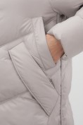 Оптом Пальто зимнее утепленное с мехом и капюшоном тренд светло-коричневого цвета 7745SK, фото 4