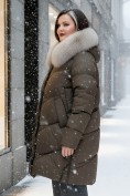 Оптом Пальто зимнее утепленное с мехом и капюшоном тренд темно-коричневого цвета 7745TK, фото 3