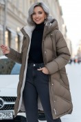 Оптом Пальто зимнее утепленное с капюшоном женское коричневого цвета 7747K, фото 4