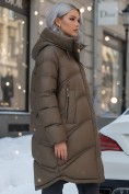 Оптом Пальто зимнее утепленное с капюшоном женское коричневого цвета 7747K, фото 3