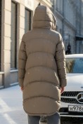 Оптом Пальто зимнее утепленное с капюшоном женское коричневого цвета 7747K, фото 2
