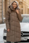 Оптом Пальто зимнее утепленное с капюшоном женское светло-коричневого цвета 7748SK