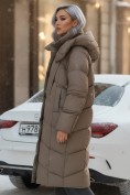 Оптом Пальто зимнее утепленное с капюшоном женское светло-коричневого цвета 7748SK, фото 4