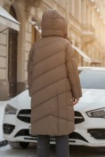 Оптом Пальто зимнее утепленное с капюшоном женское светло-коричневого цвета 7748SK, фото 3