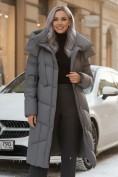 Оптом Пальто зимнее утепленное с капюшоном женское темно-серого цвета 7748TC