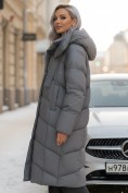 Оптом Пальто зимнее утепленное с капюшоном женское темно-серого цвета 7748TC, фото 3
