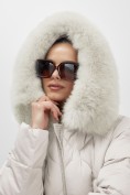 Оптом Пальто зимнее утепленное с мехом и капюшоном тренд бежевого цвета 7753B, фото 10