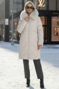 Оптом Пальто зимнее утепленное с мехом и капюшоном тренд бежевого цвета 7753B, фото 5