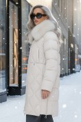 Оптом Пальто зимнее утепленное с мехом и капюшоном тренд бежевого цвета 7753B, фото 2