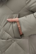 Оптом Пальто зимнее утепленное с мехом и капюшоном тренд коричневого цвета 7753K, фото 11