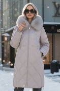 Оптом Пальто зимнее утепленное с мехом и капюшоном тренд светло-коричневого цвета 7753SK