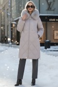 Оптом Пальто зимнее утепленное с мехом и капюшоном тренд светло-коричневого цвета 7753SK, фото 5