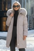 Оптом Пальто зимнее утепленное с мехом и капюшоном тренд светло-коричневого цвета 7753SK, фото 4