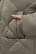 Оптом Пальто зимнее утепленное с мехом и капюшоном тренд темно-коричневого цвета 7753TK, фото 12