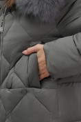 Оптом Пальто зимнее утепленное с мехом и капюшоном тренд темно-зеленого цвета 7753TZ, фото 4