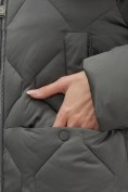 Оптом Пальто зимнее утепленное с мехом и капюшоном тренд темно-зеленого цвета 7753TZ, фото 5