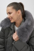 Оптом Пальто зимнее утепленное с мехом и капюшоном тренд темно-зеленого цвета 7753TZ, фото 7