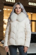 Оптом Куртка зимняя женская с мехом и капюшоном тренд бежевого цвета 7759B