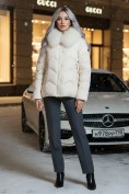 Оптом Куртка зимняя женская с мехом и капюшоном тренд бежевого цвета 7759B, фото 4