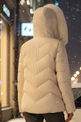 Оптом Куртка зимняя женская с мехом и капюшоном тренд бежевого цвета 7759B, фото 2