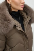Оптом Куртка зимняя женская с мехом и капюшоном тренд коричневого цвета 7759K, фото 13