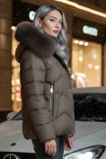 Оптом Куртка зимняя женская с мехом и капюшоном тренд коричневого цвета 7759K, фото 3
