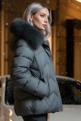 Оптом Куртка зимняя женская с мехом и капюшоном тренд темно-серого цвета 7759TC, фото 3