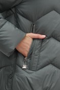 Оптом Куртка зимняя женская с мехом и капюшоном тренд темно-серого цвета 7759TC, фото 4
