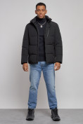 Оптом Куртка зимняя молодежная мужская с капюшоном черного цвета 8320Ch в Казани