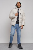 Оптом Куртка зимняя молодежная мужская с капюшоном светло-бежевого цвета 8320SB в Екатеринбурге, фото 5