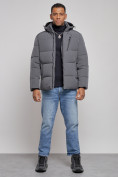 Оптом Куртка зимняя молодежная мужская с капюшоном темно-серого цвета 8320TC