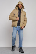 Оптом Куртка мужская зимняя с капюшоном спортивная великан горчичного цвета 8332G в Казани, фото 5