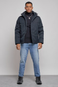 Оптом Куртка мужская зимняя с капюшоном спортивная великан темно-синего цвета 8332TS в Волгоградке