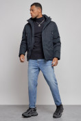 Оптом Куртка мужская зимняя с капюшоном спортивная великан темно-синего цвета 8332TS в Перми, фото 2
