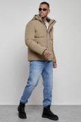 Оптом Куртка мужская зимняя с капюшоном спортивная великан горчичного цвета 8335G в Перми, фото 3
