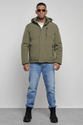 Оптом Куртка мужская зимняя с капюшоном спортивная великан цвета хаки 8335Kh в Оренбурге