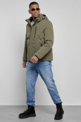 Оптом Куртка мужская зимняя с капюшоном спортивная великан цвета хаки 8335Kh в Омске, фото 2