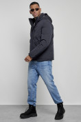 Оптом Куртка мужская зимняя с капюшоном спортивная великан темно-синего цвета 8335TS в Самаре, фото 2
