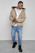 Оптом Куртка молодежная мужская зимняя с капюшоном бежевого цвета 8356B в Уфе, фото 15