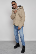Оптом Куртка молодежная мужская зимняя с капюшоном бежевого цвета 8356B в Новосибирске, фото 16