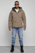 Оптом Куртка молодежная мужская зимняя с капюшоном коричневого цвета 8356K в Сочи
