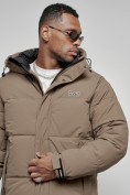 Оптом Куртка молодежная мужская зимняя с капюшоном коричневого цвета 8356K в Волгоградке, фото 11